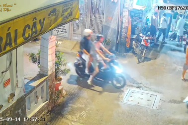 Hai xe máy đâm mạnh vào nhau vì phóng nhanh trong đường hẻm