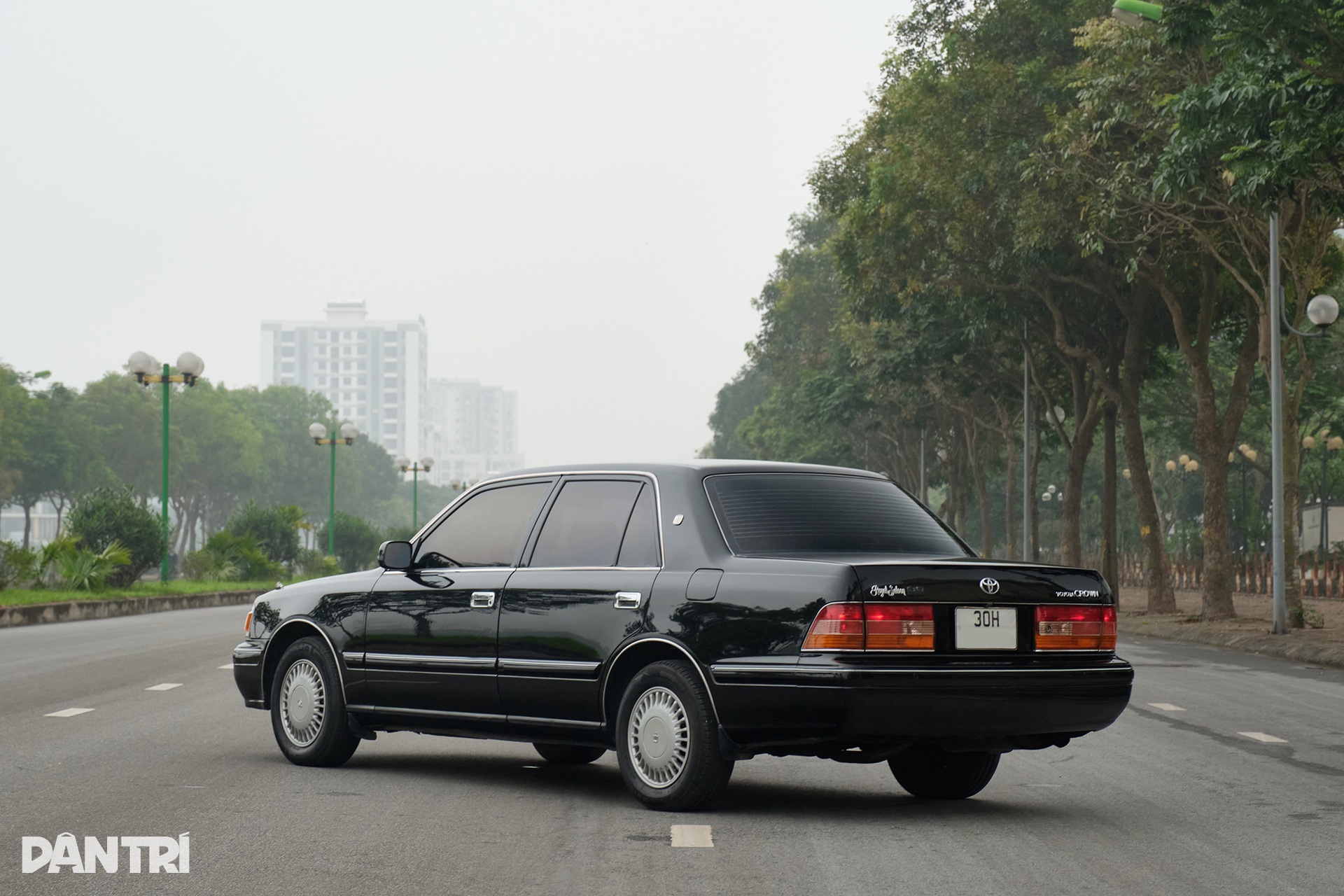 Cận cảnh Toyota Crown 1998: Được trả giá 1,6 tỷ đồng nhưng chủ xe chưa bán - 8 Cận cảnh Toyota Crown 1998: Được trả giá 1,6 tỷ đồng nhưng chủ xe chưa bán - 8