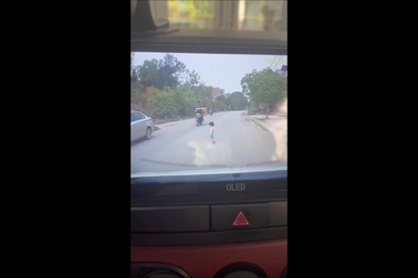 Người lớn thản nhiên để trẻ nhỏ băng sang đường một mình