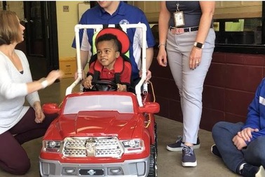 Sinh viên ngành STEM chế tạo xe điện miễn phí cho trẻ khuyết tật