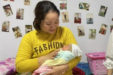 Bé trai sơ sinh bị bỏ rơi trước nhà dân giữa đêm lạnh