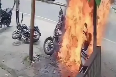 Xe máy bốc cháy dữ dội khi vừa được khởi động