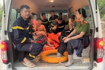 Giải cứu 11 học sinh mắc kẹt khi tắm suối gặp cơn mưa lớn ở Hòa Bình
