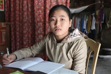 Nữ sinh lớp 9 nguy cơ bỏ học vì anh trai phát bệnh tâm thần