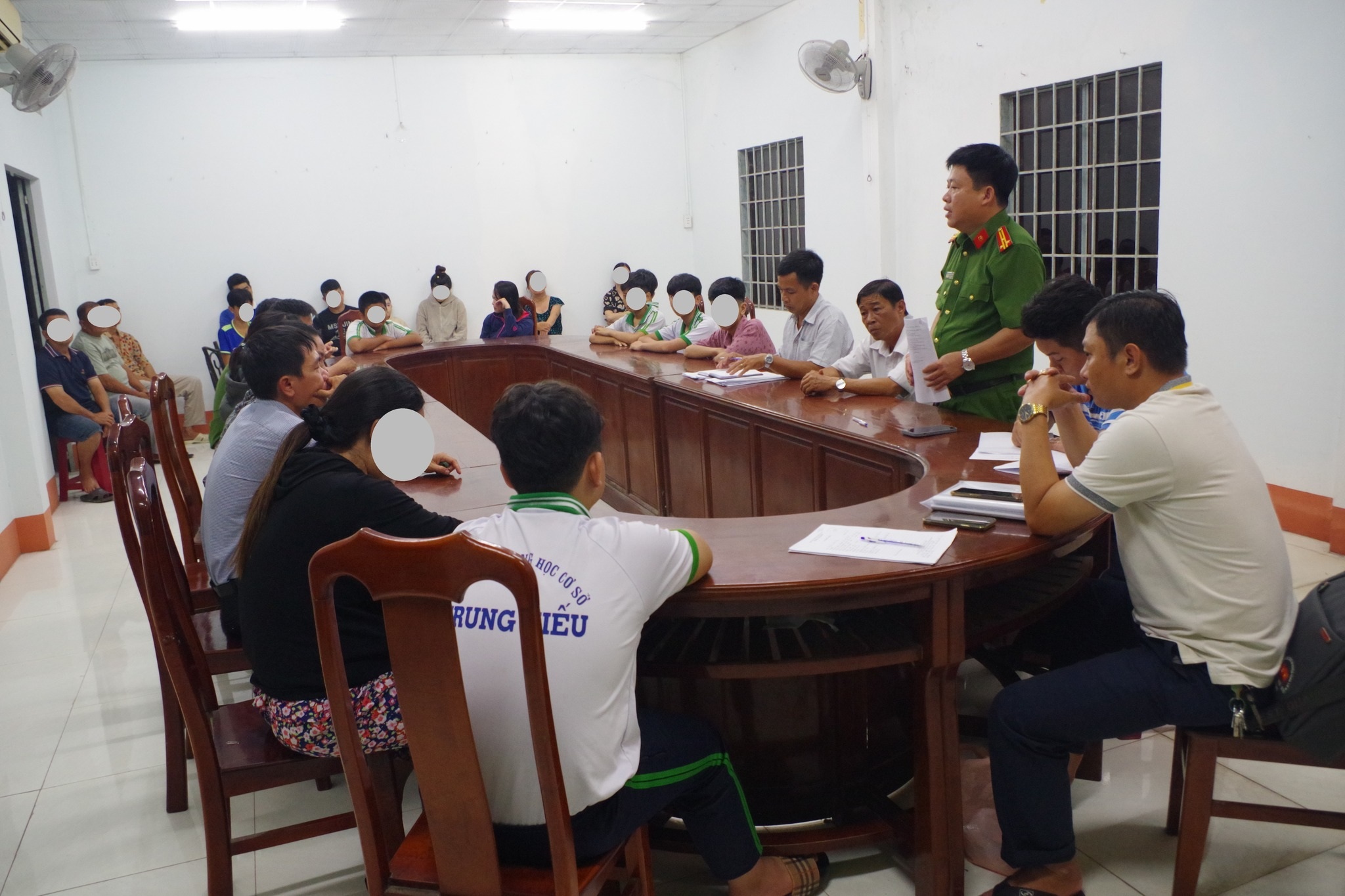 8 תלמידים הושעו לאחר שהשתמשו בכיסאות וקסדות כדי להכות את חבריהם לכיתה באמצע השיעור - 2 Đình chỉ 8 học sinh dùng ghế, nón bảo hiểm đánh bạn tới tấp giữa lớp - 2