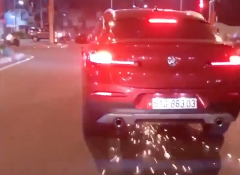 Vụ BMW gây náo loạn đường phố: Nữ tài xế bị tước bằng lái gần 2 năm - 1 Vụ BMW gây náo loạn đường phố: Nữ tài xế bị tước bằng lái gần 2 năm - 1