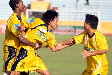 SL Nghệ An mất ngôi nhì bảng, TP.HCM lâm nguy