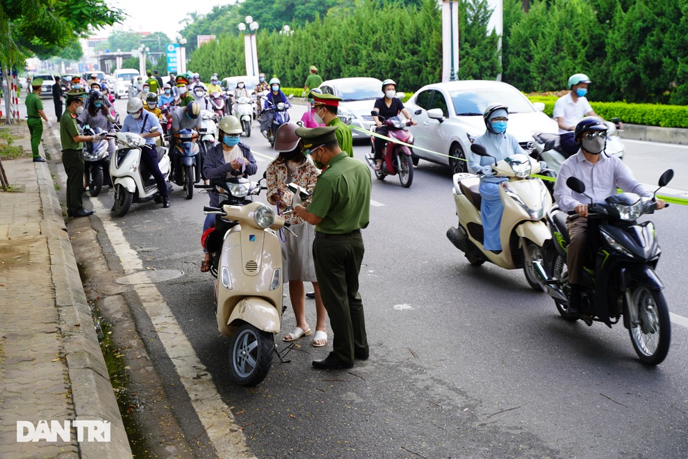 Giao thông vẫn đông đúc dù TP Hà Nội liên tục tăng cường kiểm soát - 6 Giao thông vẫn đông đúc dù TP Hà Nội liên tục tăng cường kiểm soát - 6