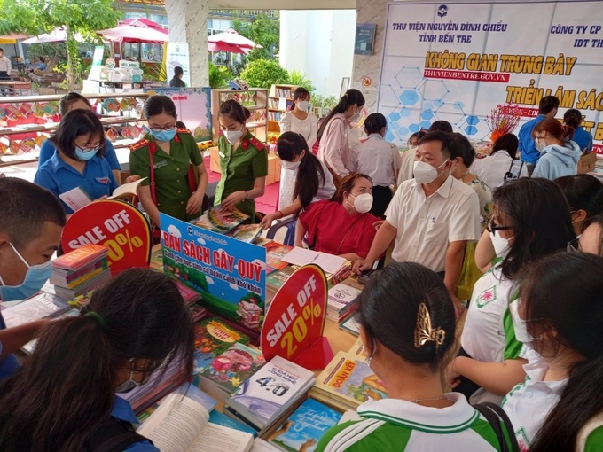 Đặc biệt, tại không gian “Ngày Sách và Văn hóa đọc” năm nay còn có khu vực trải nghiệm đọc sách điện tử, kệ sách số, các thiết bị thư viện số, ngày hội công nghệ STEM, tranh tài robocon…