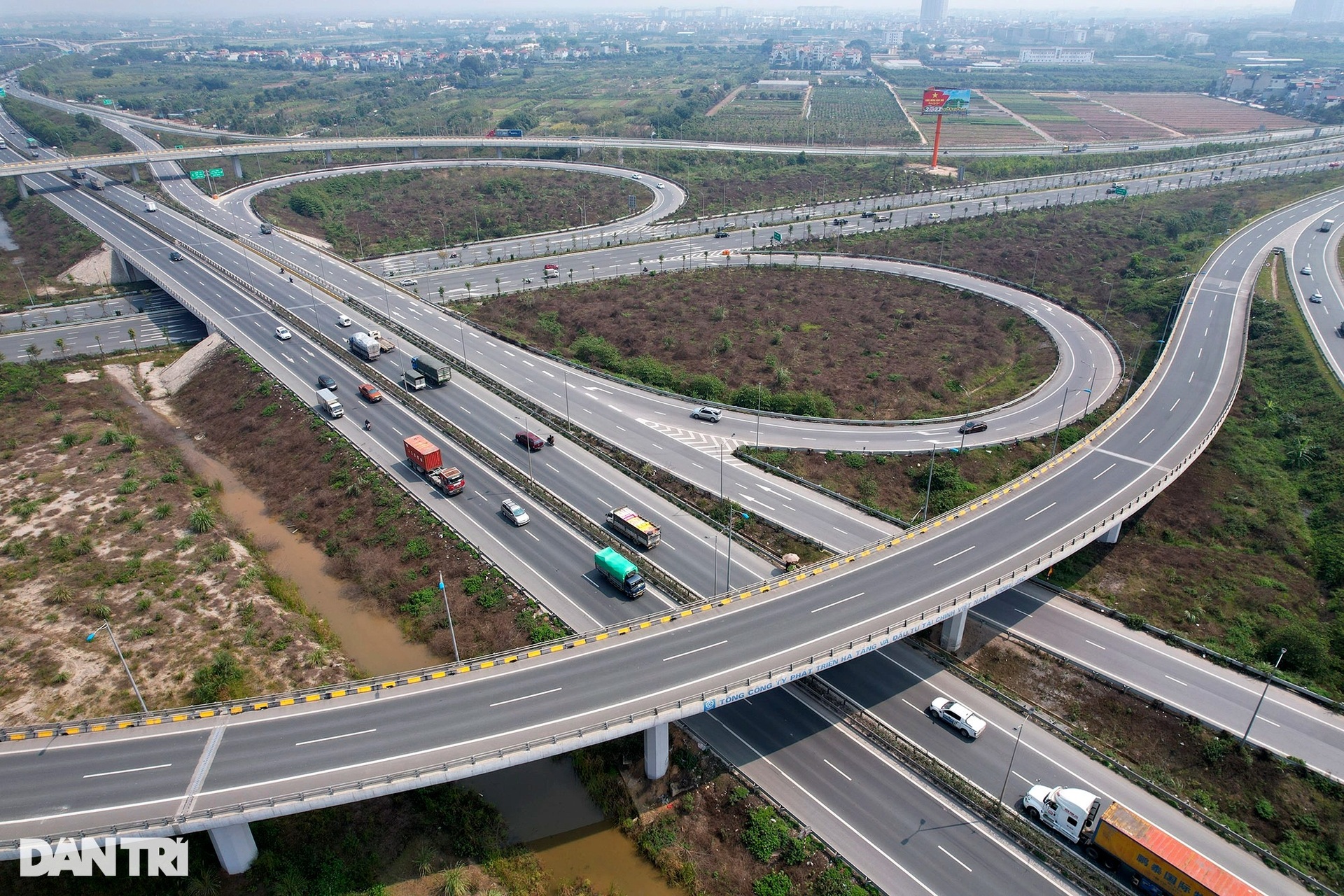 Choáng ngợp những nút giao thông hiện đại nhất Hà Nội - 6 Choáng ngợp những nút giao thông hiện đại nhất Hà Nội - 6