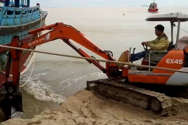 Nghẹt thở giải cứu tàu cá mắc cạn trên bãi biển Nha Trang