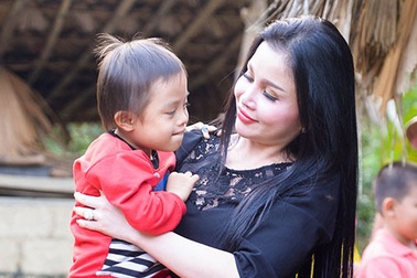 Người dân Hà Tĩnh cảm động trước tấm lòng của Hoa Hậu Janny Thuỷ Trần