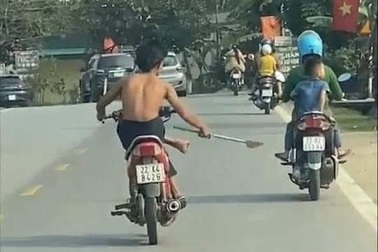 Thiếu niên 15 tuổi tay cầm dao phóng lợn, lái xe máy bằng chân