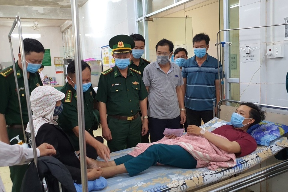 Tuần tra biên giới chống dịch Covid-19, cán bộ bị rắn cắn nhập viện - 1 Tuần tra biên giới chống dịch Covid-19, cán bộ bị rắn cắn nhập viện - 1