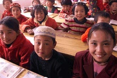 Cô hiệu trưởng quyên tiền qua mạng giúp học trò nghèo 