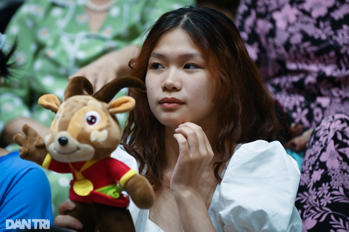 Người lớn tuổi, trẻ nhỏ cháy hết mình cổ vũ tại chảo lửa Thanh Trì - 4 Người lớn tuổi, trẻ nhỏ cháy hết mình cổ vũ tại chảo lửa Thanh Trì - 4