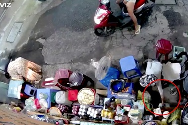 Xúi con trộm túi tiền của bà cụ bán nước, người mẹ sẽ nhận hậu quả khó ngờ