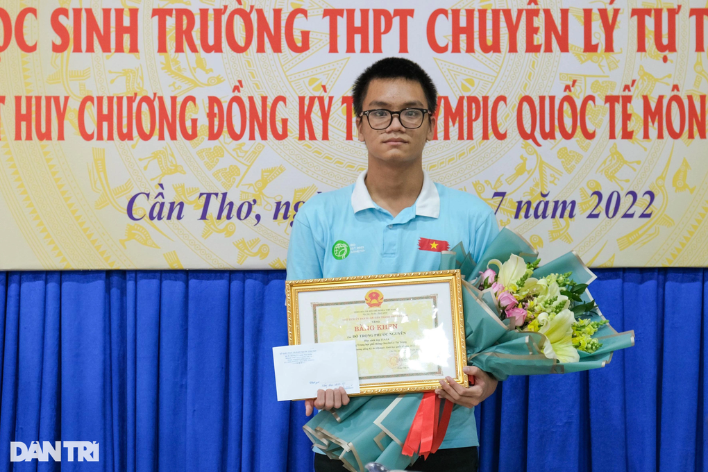 Cần Thơ khen thưởng nam sinh đoạt Huy chương Đồng Olympic Sinh học - 2