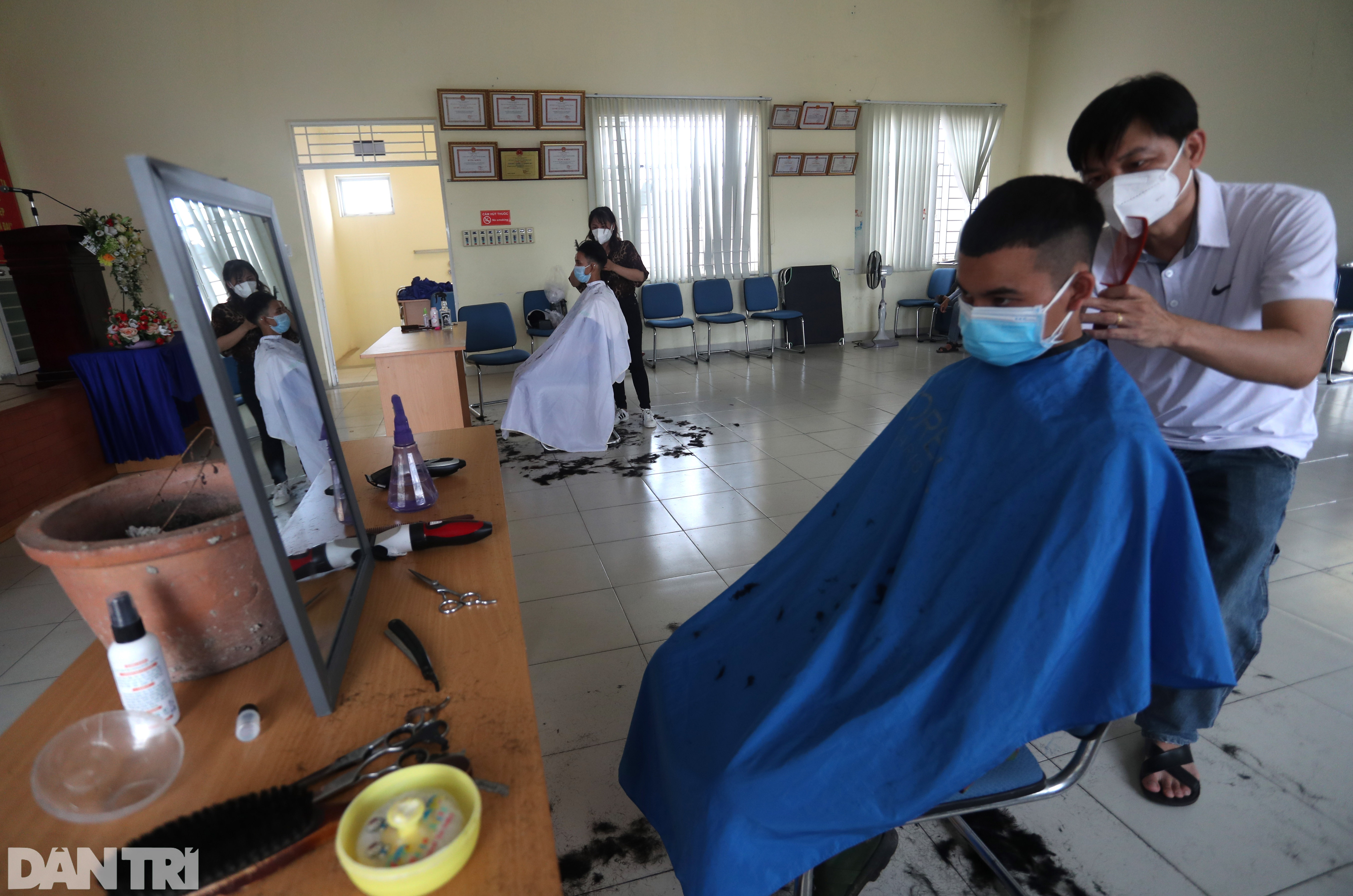 Bộ đội được cắt tóc dã chiến sau nhiều ngày dầm mưa, dãi nắng ở Sài Gòn - 13 Bộ đội được cắt tóc dã chiến sau nhiều ngày dầm mưa, dãi nắng ở Sài Gòn - 13