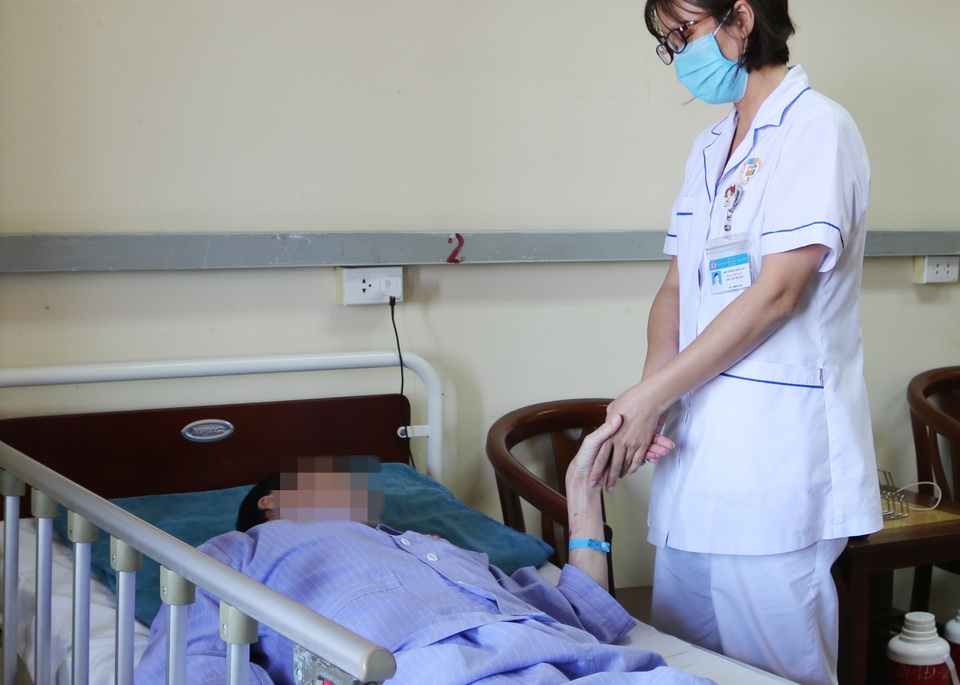 Ngày uống nửa lít rượu, người đàn ông suýt chết sau 2 ngày đau quặn bụng - 1