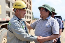 Thủ tướng động viên công nhân thi công các tuyến cao tốc huyết mạch