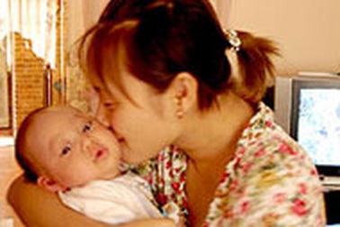 Khánh Linh: Sinh con xong vẫn... đi chơi đều