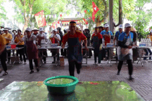 Người đàn ông quyết tranh tài với chị em trong cuộc thi... rót nước mắm