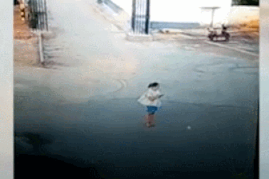 Hai tình huống tai nạn nghiêm trọng vì thói quen vừa đi vừa dùng điện thoại