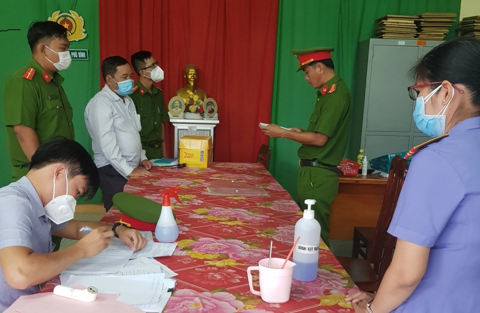Nguyên chủ tịch xã bị bắt vì gây thất thoát hàng trăm triệu đồng - 1 Nguyên chủ tịch xã bị bắt vì gây thất thoát hàng trăm triệu đồng - 1
