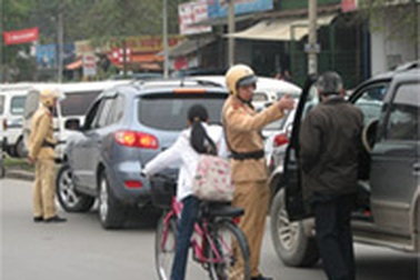 Ra quân xử phạt đi sai làn tuyến Trần Khát Chân - Đại Cồ Việt