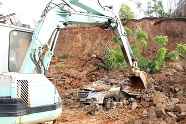 Ta luy cao 10m bất ngờ đổ sụp đè bẹp ô tô 7 chỗ