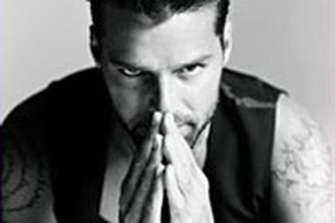 Ricky Martin trở lại bằng hình ảnh “nóng bỏng” 