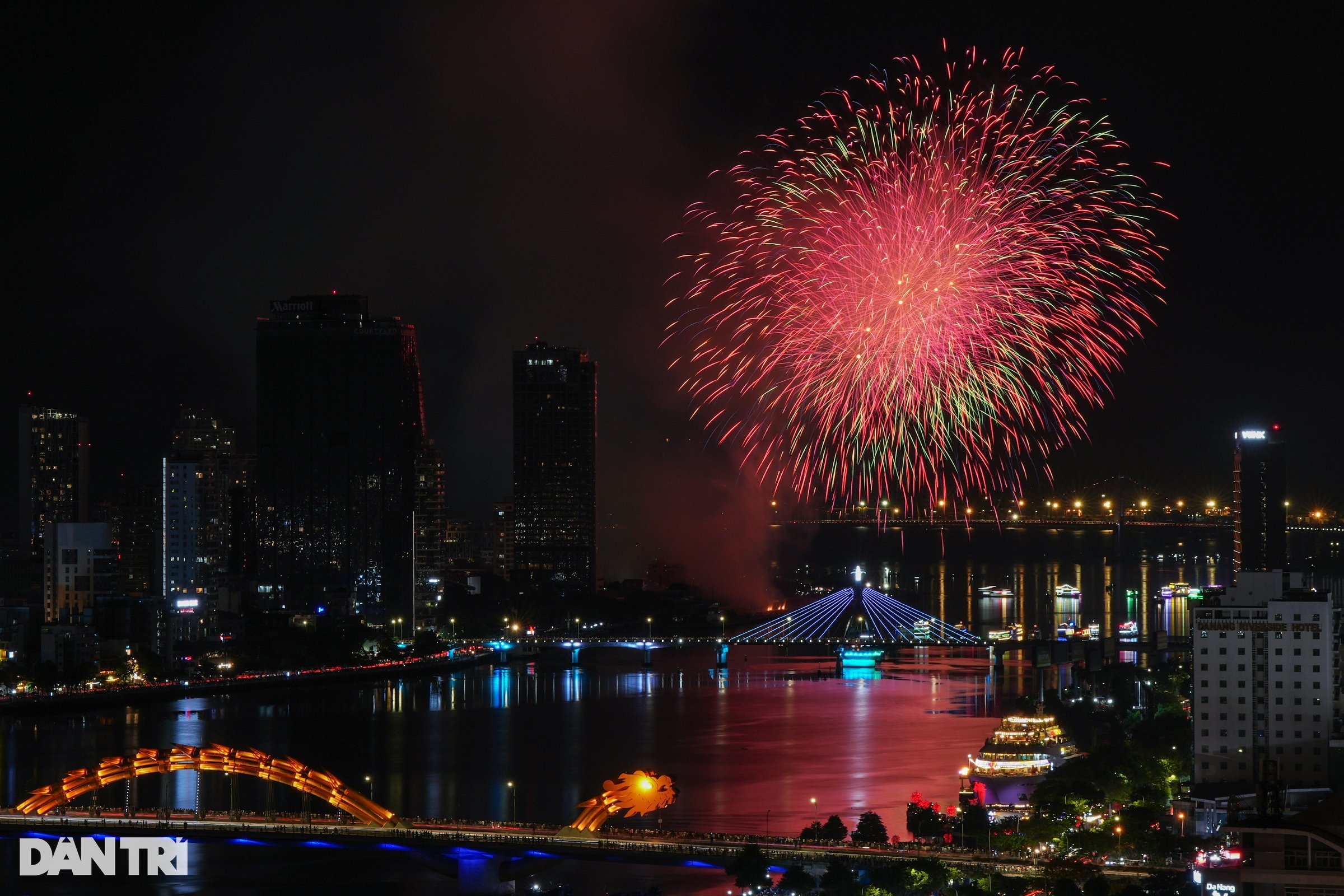 View - Ấn tượng với màn trình diễn khai mạc pháo hoa quốc tế Đà Nẵng 2024 | Báo Dân trí