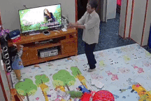 Đi làm xa gọi về bố chồng không trả lời, cô gái mở camera thấy cảnh ấm lòng