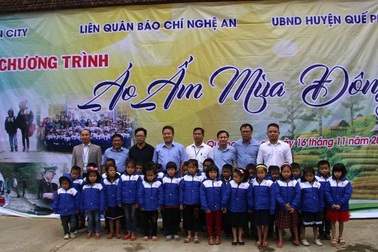 Trao hơn 1.000 áo ấm đến trẻ em miền biên xứ Nghệ