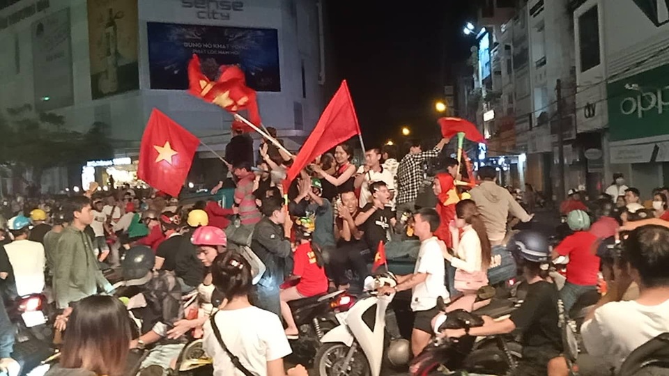 Hàng vạn người hâm mộ xuống đường mừng U22 Việt Nam vô địch SEA Games - 34 Hàng vạn người hâm mộ xuống đường mừng U22 Việt Nam vô địch SEA Games - 34