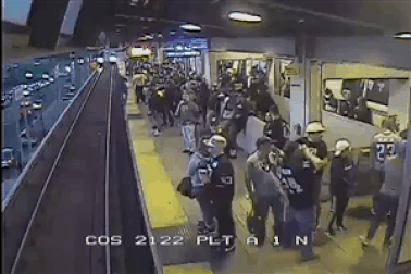 Thót tim cảnh nhân viên nhà ga cứu người say rượu trước mũi tàu