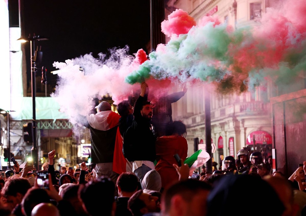 Hai cổ động viên Italia thiệt mạng, 15 người bị thương khi đi bão ăn mừng - 3 Hai cổ động viên Italia thiệt mạng, 15 người bị thương khi đi bão ăn mừng - 3