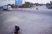 Tăng ga vượt đèn đỏ, nam thanh niên lĩnh bài học nhớ đời