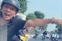 Đôi nam nữ đi xe máy chặn ô tô đập kính ở TPHCM