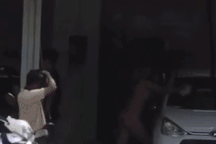 Dân mạng "nóng mặt" vì cô gái mặc bikini rửa ô tô