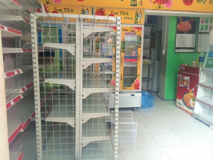 Sau khi về tay Vingroup với giá 1 USD, loạt cửa hàng Shop&Go đóng cửa, kệ hàng trống trơn - Ảnh 10. Sau khi về tay Vingroup với giá 1 USD, loạt cửa hàng Shop&Go đóng cửa, kệ hàng trống trơn - Ảnh 10.