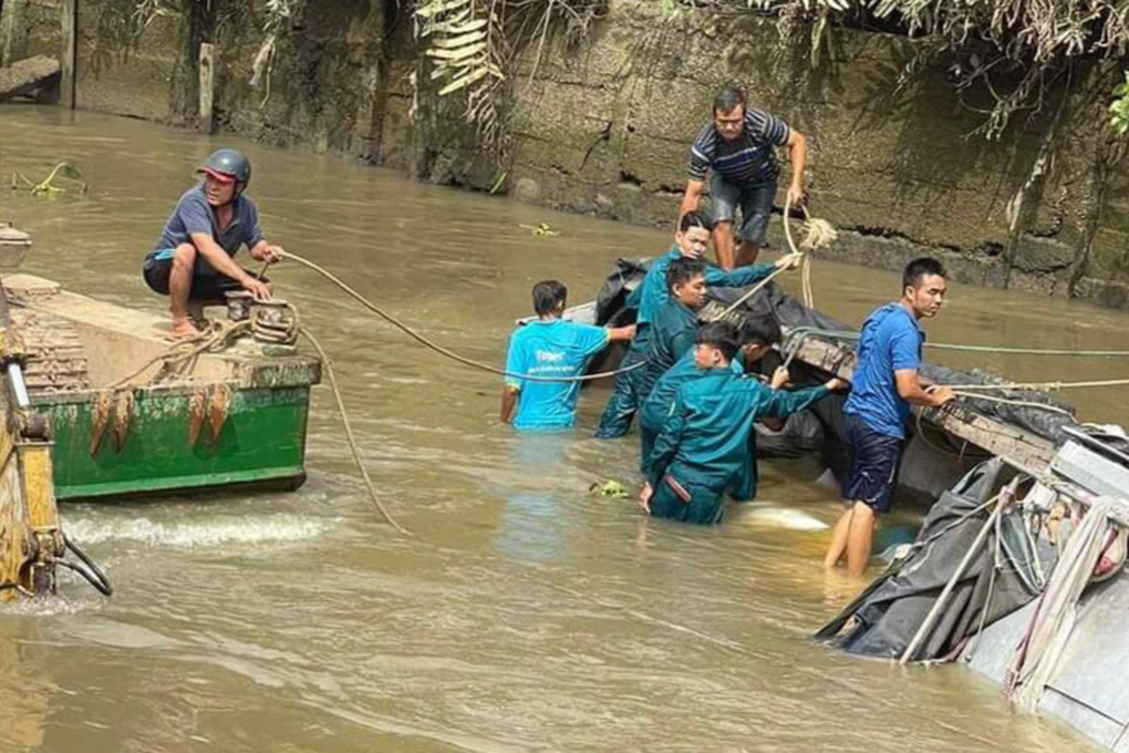 Lật ghe chở 23 tấn gạo, đôi vợ chồng may mắn thoát chết - 1 Lật ghe chở 23 tấn gạo, đôi vợ chồng may mắn thoát chết - 1