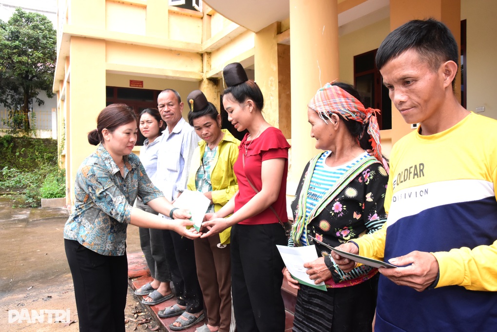 Báo Dân trí thăm và hỗ trợ người dân chịu thiệt hại do mưa lũ ở Điện Biên - 3 Báo Dân trí thăm và hỗ trợ người dân chịu thiệt hại do mưa lũ ở Điện Biên - 3