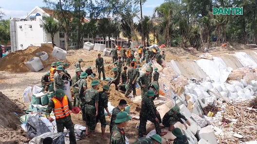 Hàng trăm chiến sĩ dồn sức vá bờ biển Hội An, chuẩn bị đón bão số 13