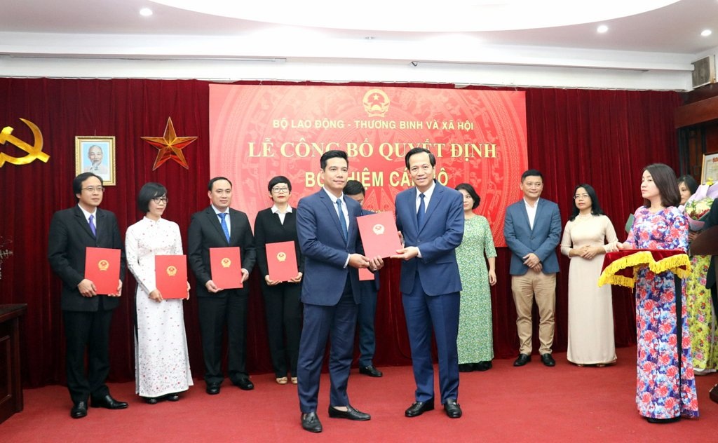 Bộ LĐ-TBXH: Bổ nhiệm, điều động 14 nhân sự cục, vụ và cấp tương đương - 5 Bộ LĐ-TBXH: Bổ nhiệm, điều động 14 nhân sự cục, vụ và cấp tương đương - 5