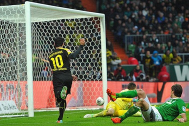 Dortmund hủy diệt Bremen, Bayern Munich thắng nhọc Nurnberg