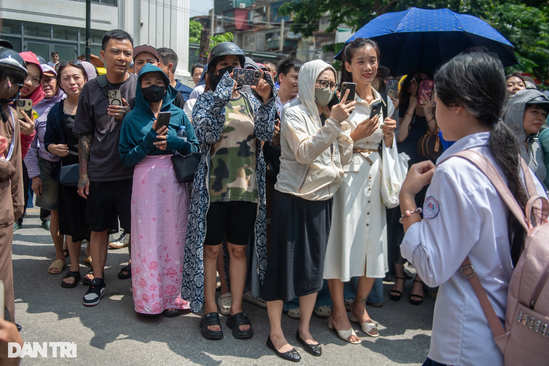 Phụ huynh òa khóc ôm con gái khi nghe “con làm được rồi” - 7 Phụ huynh òa khóc ôm con gái khi nghe “con làm được rồi” - 7