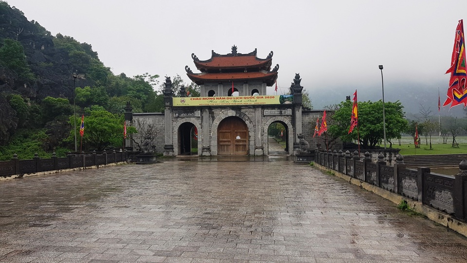 Cố đô Hoa Lư vắng lặng trong ngày chính lễ giữa đại dịch Covid-19 - 1 Cố đô Hoa Lư vắng lặng trong ngày chính lễ giữa đại dịch Covid-19 - 1