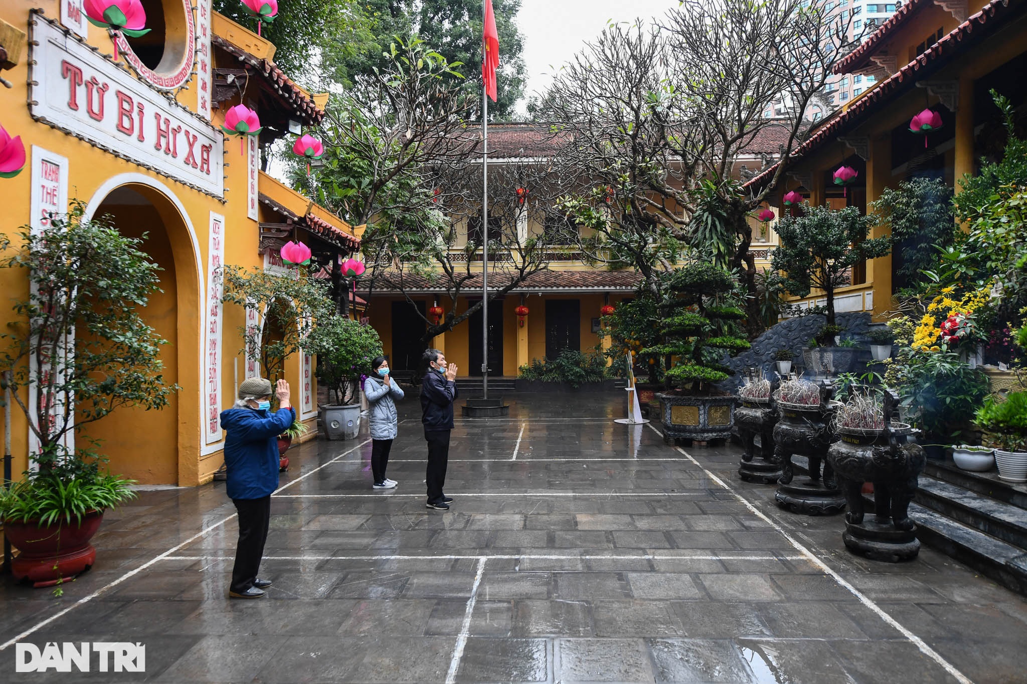 Người dân Thủ đô đội mưa đi lễ chùa trong ngày rằm cuối cùng năm Tân Sửu - 2 Người dân Thủ đô đội mưa đi lễ chùa trong ngày rằm cuối cùng năm Tân Sửu - 2